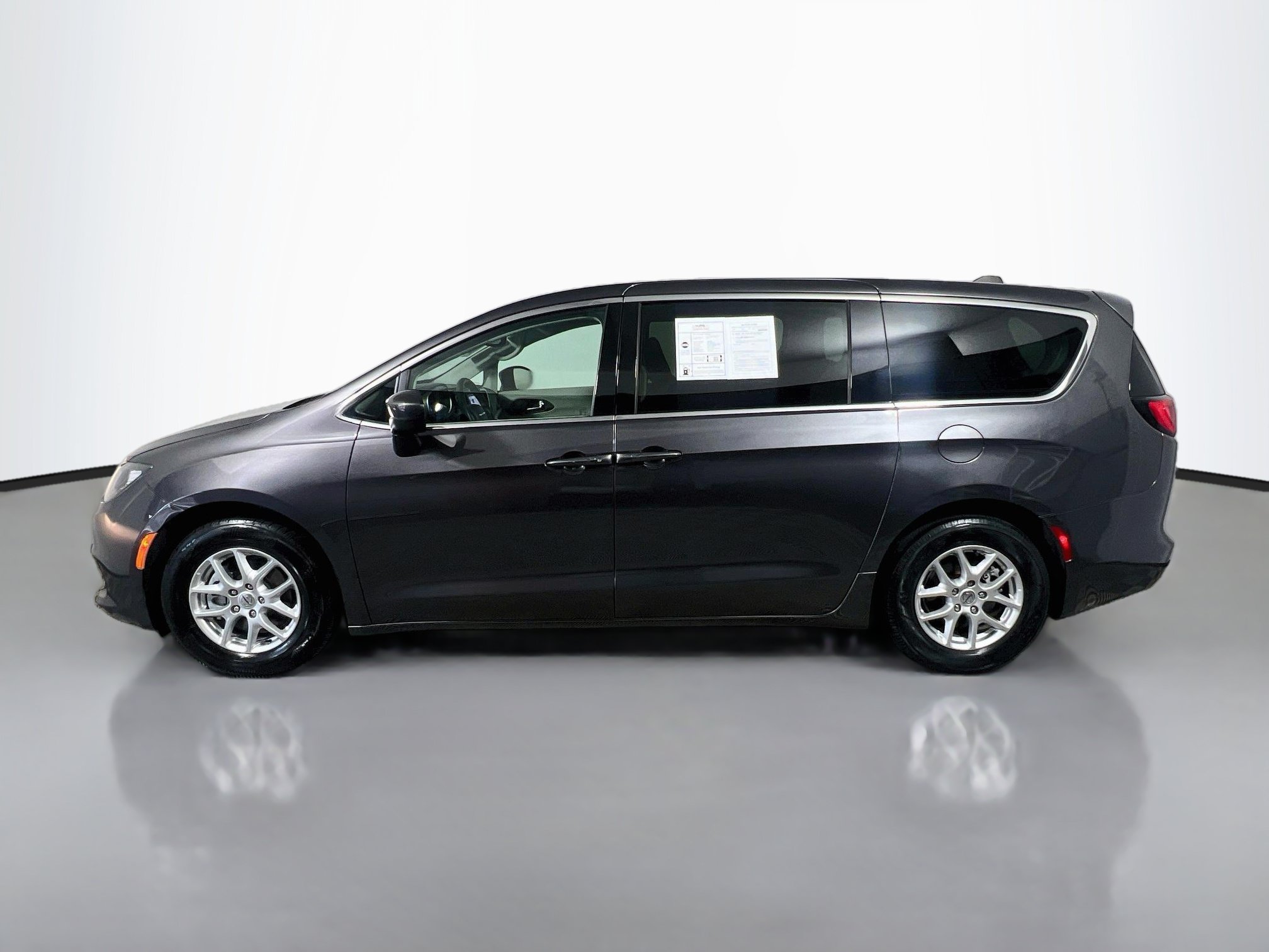 Used 2023 Chrysler Voyager LX FWD image 9
