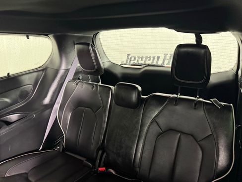 Used 2025 Chrysler Pacifica Limited image 23