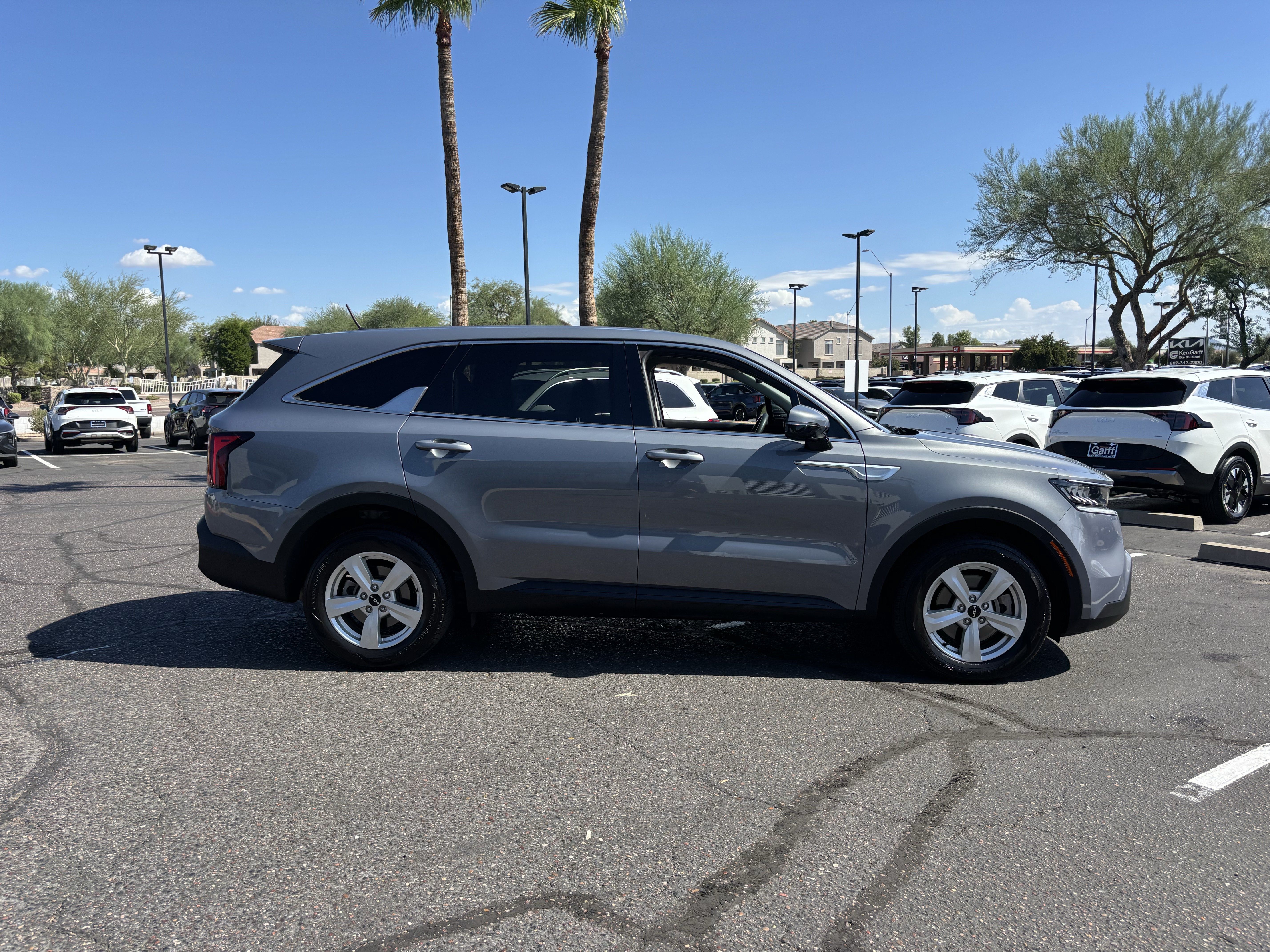 Certified 2022 Kia Sorento LX FWD image 2