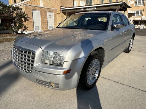 Used 2010 Chrysler 300 Touring RWD image 4