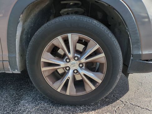 Used 2015 Toyota Highlander Plus FWD image 10