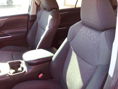 Used 2019 Toyota RAV4 XLE w/ Convenience Package FWD image 30