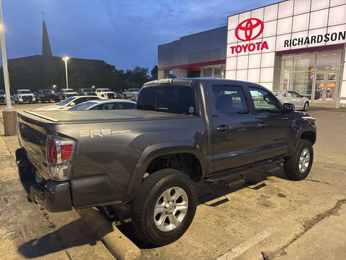 Used 2022 Toyota Tacoma SR5 w/ Technology Package image 4