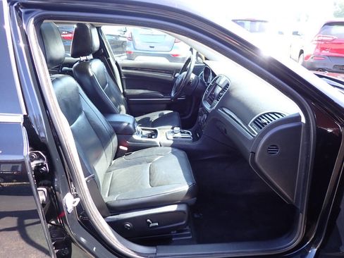Used 2017 Chrysler 300 C RWD image 9