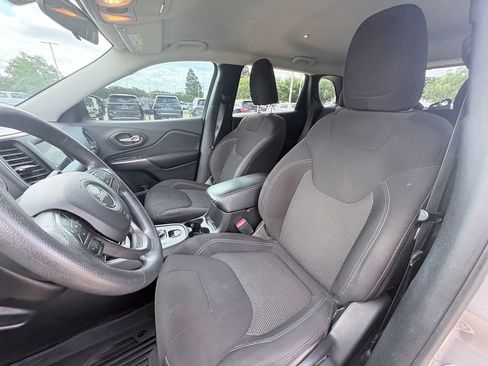 Used 2019 Jeep Cherokee Latitude w/ Popular Appearance Group FWD image 6