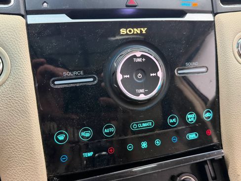 Used 2015 Ford Taurus Limited w/ Equipment Group 301A FWD image 30