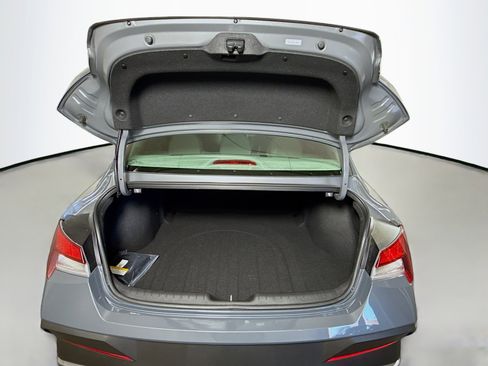 Used 2026 Hyundai Elantra SE FWD image 22