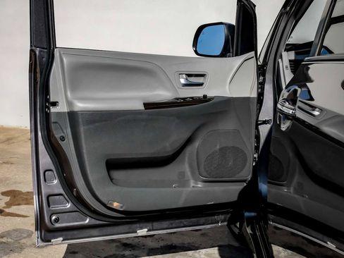 Used 2018 Toyota Sienna XLE image 46