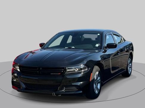 Used 2019 Dodge Charger SXT w/ Cold Weather Package RWD image 5
