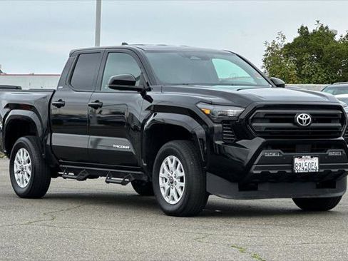 Certified 2025 Toyota Tacoma SR5 AWD/4WD image 5
