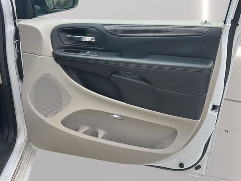 Used 2018 Dodge Grand Caravan SE w/ UConnect Hands-Free Group image 19