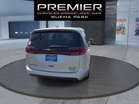 Used 2022 Chrysler Pacifica Limited w/ Uconnect Theater Family Group FWD image 7