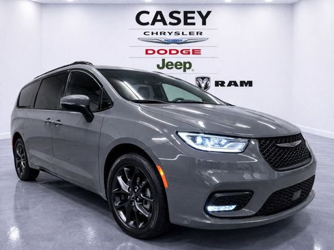 Used 2023 Chrysler Pacifica Touring-L w/ Uconnect Theater Family Group image 1