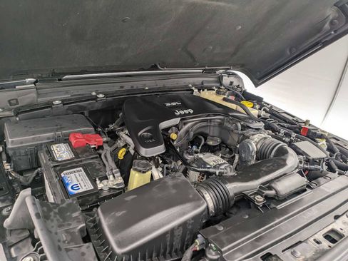 Used 2018 Jeep Wrangler Unlimited Sport AWD/4WD image 13