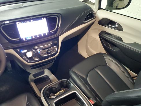 Used 2022 Chrysler Pacifica Touring-L AWD/4WD image 17