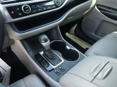 Used 2017 Toyota Highlander XLE FWD image 29