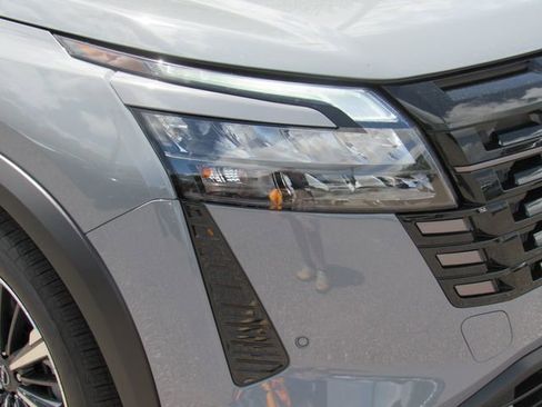 New 2026 Nissan Pathfinder Platinum FWD image 10