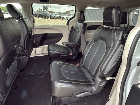 Used 2023 Chrysler Pacifica Touring-L image 15