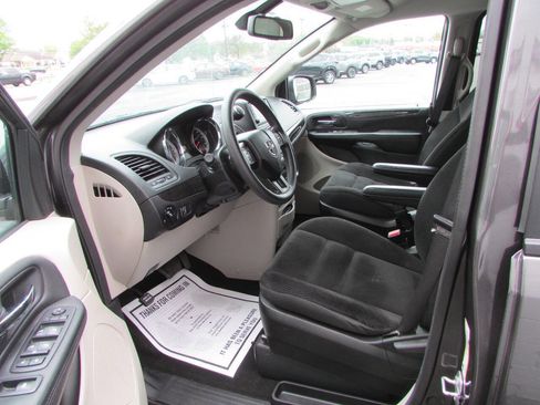 Used 2019 Dodge Grand Caravan SE w/ UConnect Hands-Free Group FWD image 6