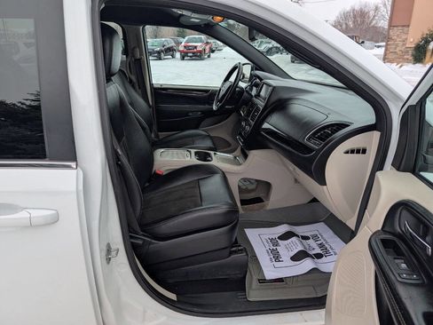 Used 2019 Dodge Grand Caravan SXT w/ Rear Park Assist Package image 11