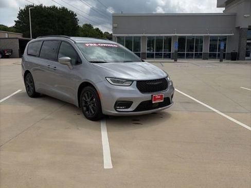 Used 2021 Chrysler Pacifica Touring w/ S Appearance Package FWD image 4