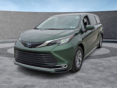 Used 2023 Toyota Sienna XLE AWD/4WD image 4