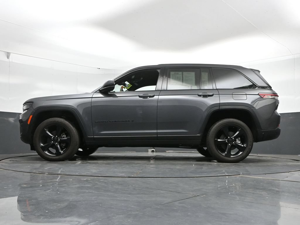 Used 2025 Jeep Grand Cherokee Altitude AWD/4WD image 47