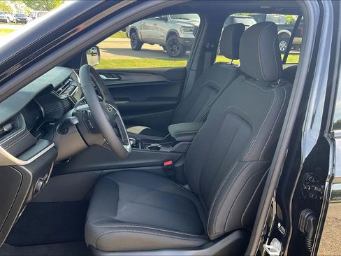 New 2025 Jeep Grand Cherokee Laredo X w/ Luxury Tech Group I image 9