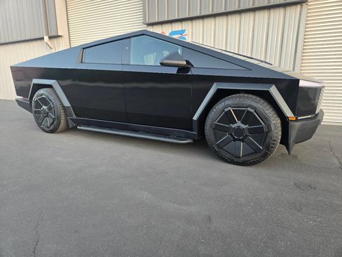 Used 2024 Tesla Cybertruck AWD Crew Cab image 12