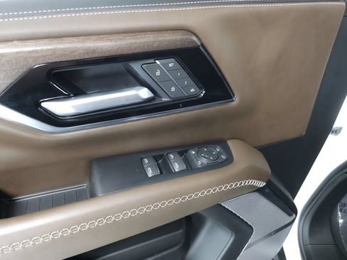 Used 2025 GMC Yukon Denali Ultimate w/ LPO, Floor Liner Package AWD/4WD image 6