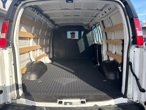 Used 2024 GMC Savana 2500 w/ Driver Convenience Package image 5