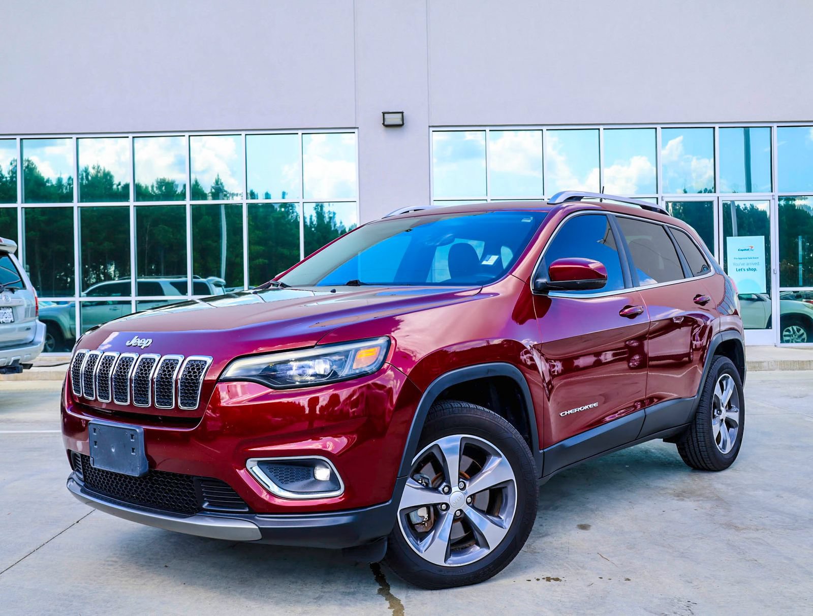 Used 2019 Jeep Cherokee Limited AWD/4WD image 1