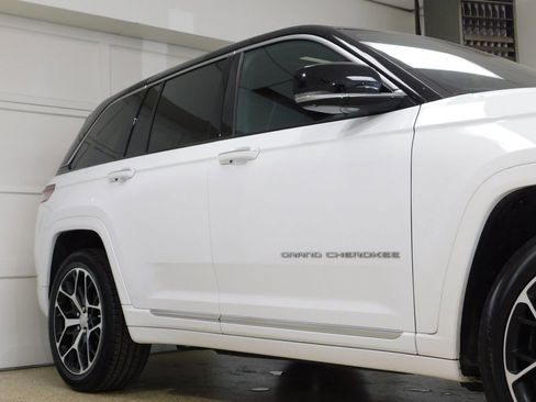 Used 2024 Jeep Grand Cherokee Summit AWD/4WD image 11