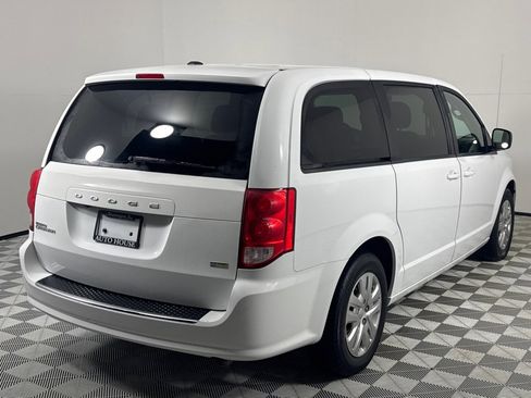 Used 2018 Dodge Grand Caravan SE w/ UConnect Hands-Free Group image 5