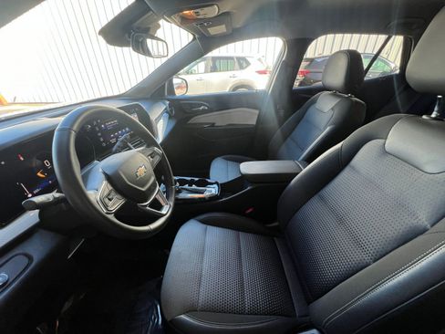 Used 2025 Chevrolet Trax LT w/ LT Convenience Package FWD image 27