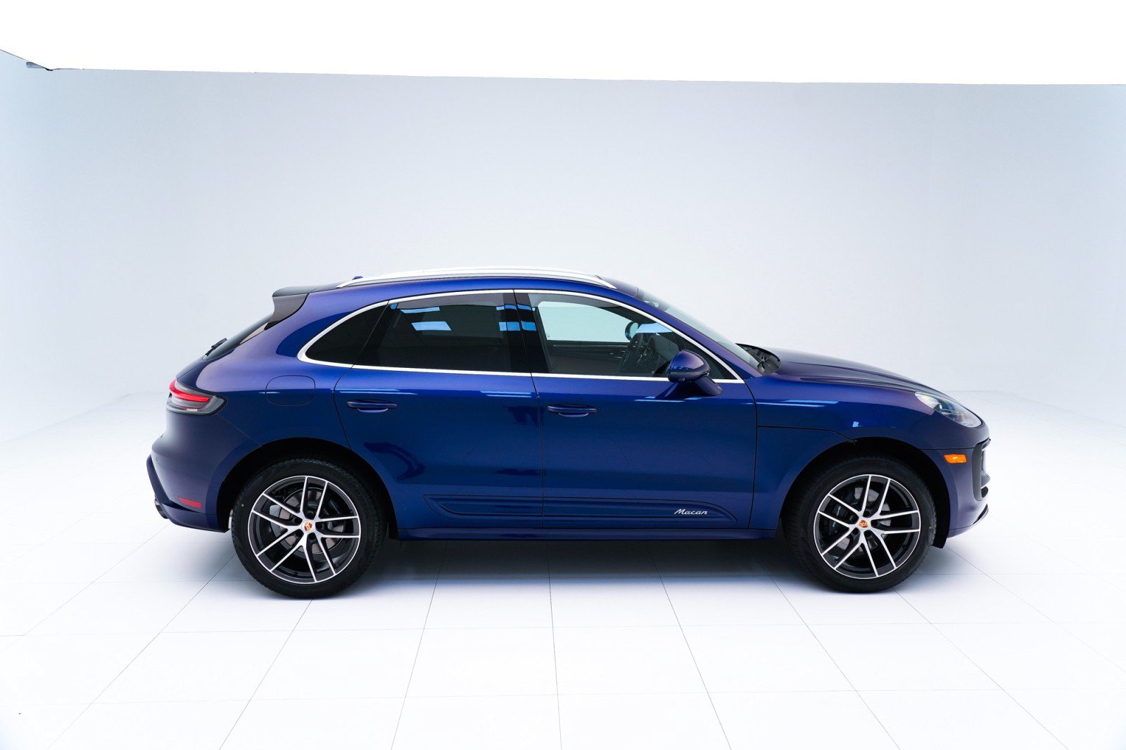 Certified 2024 Porsche Macan AWD/4WD image 8