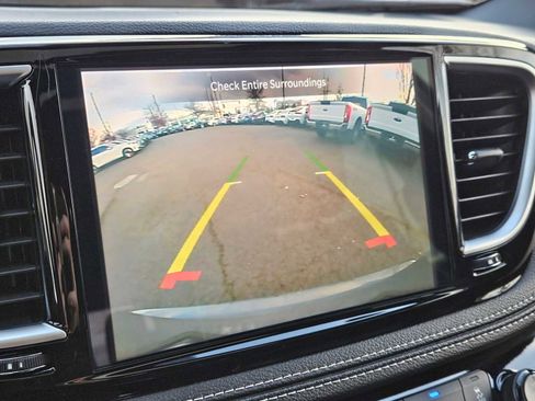 Used 2025 Chrysler Pacifica Limited image 27