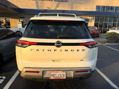 Used 2022 Nissan Pathfinder SL w/ Lighting Package (N92) FWD image 7