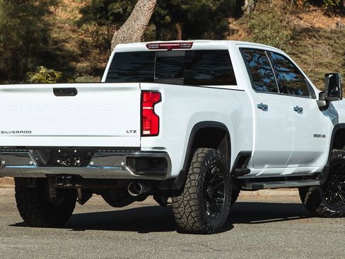 Used 2024 Chevrolet Silverado 2500 LTZ w/ LTZ Convenience Package image 9