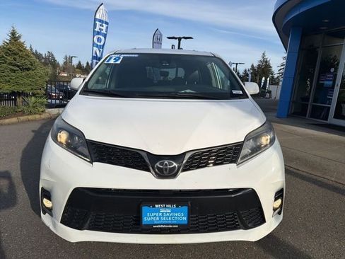 Used 2019 Toyota Sienna SE Premium image 3