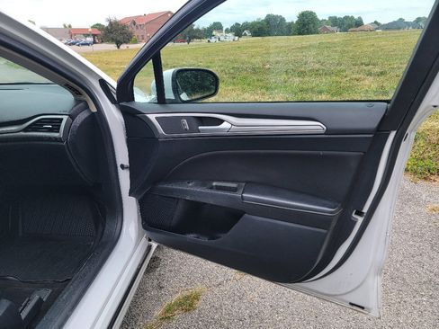 Used 2020 Ford Fusion SE AWD/4WD image 30