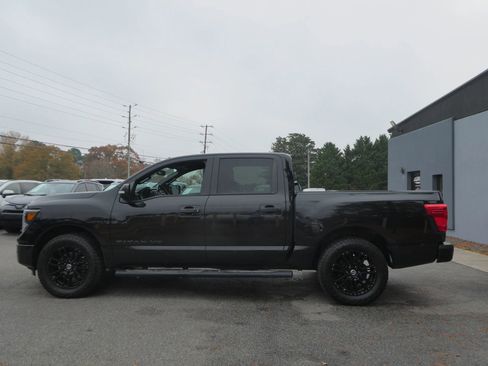 Used 2019 Nissan Titan SV w/ SV Convenience Package image 9