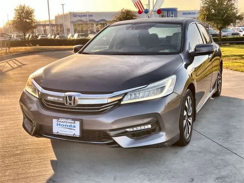 Used 2017 Honda Accord Touring image 2