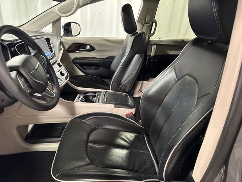 Used 2023 Chrysler Pacifica Limited FWD image 3