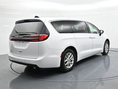 Used 2024 Chrysler Pacifica Touring-L image 6