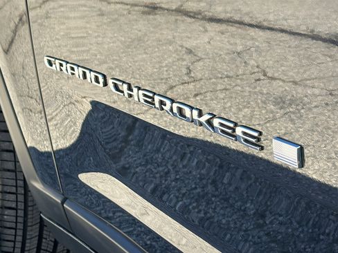 Used 2023 Jeep Grand Cherokee Limited image 12