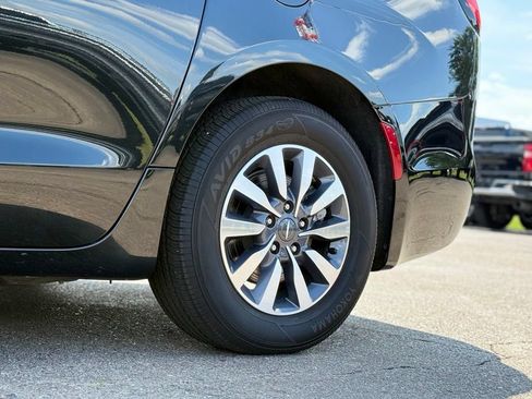 Used 2023 Chrysler Pacifica Touring-L FWD image 41