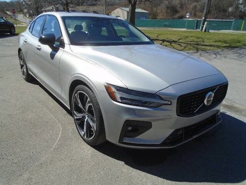 Used 2025 Volvo S60 B5 Core image 3