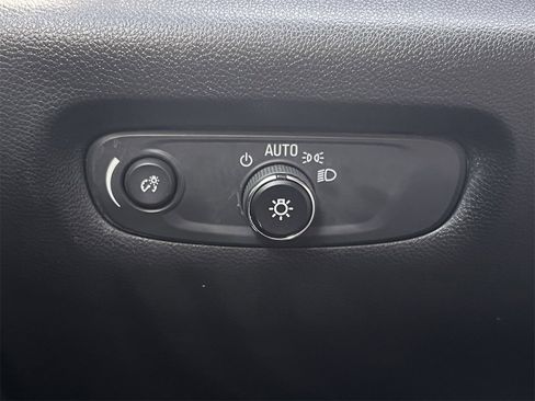 Used 2023 Chevrolet Traverse Premier image 21