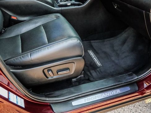 Used 2019 Toyota Highlander Limited w/ Carpet Mat Package (TMS) AWD/4WD image 19